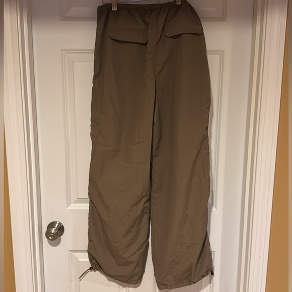 NWT H&M Taupe Parachute Pants Size Medium - Picture 2 of 4